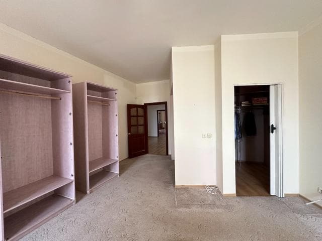 Больше 4 комн., 253 м², Блочный, Дом быта 4