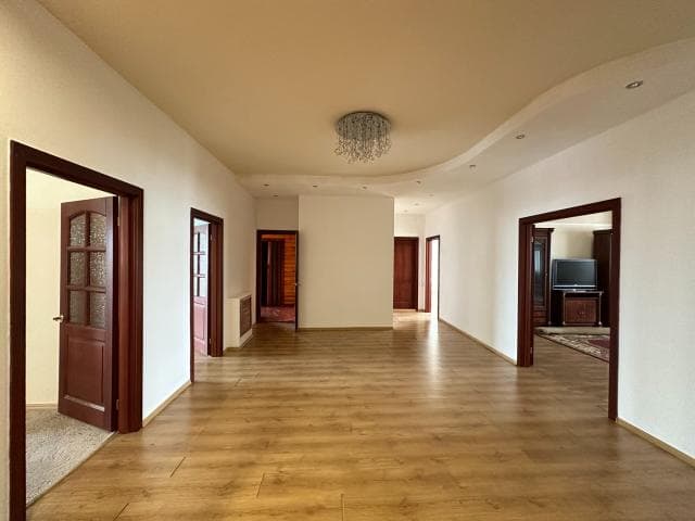 Больше 4 комн., 253 м², Блочный, Дом быта 5