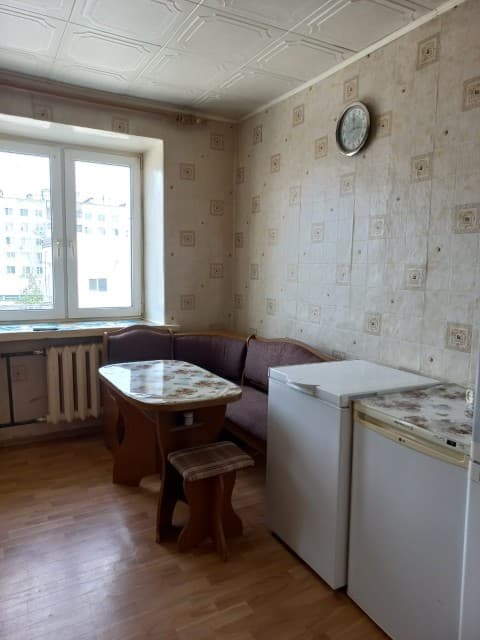 3 комн., 60 м², Блочный, Площадь Победы 2