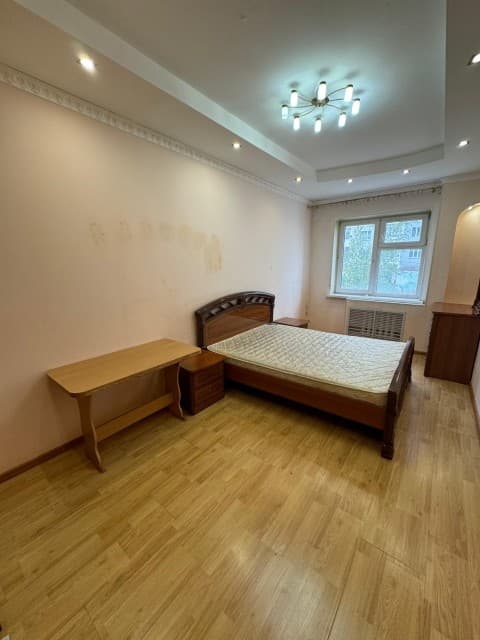 3 комн., 77 м², 112 серия, Областная больница, рынок "Манньыаттаах" 8