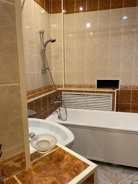 Больше 4 комн., 200 м², Блочный, Автодорожная 9