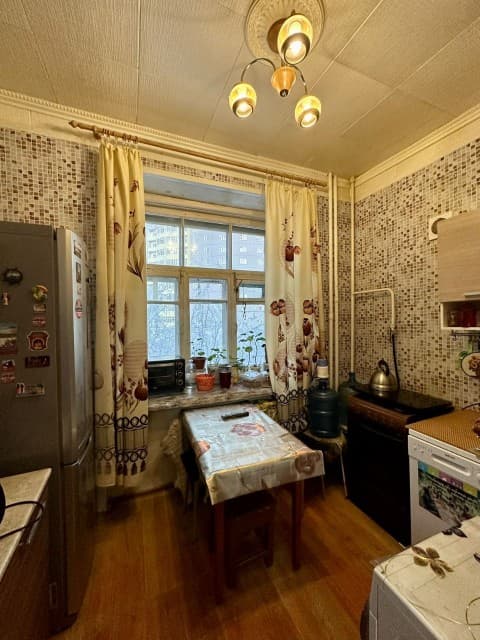 3 комн., 62 м², Сталинка, Студгородок 7