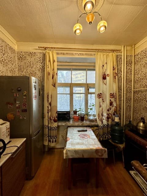 3 комн., 62 м², Сталинка, Студгородок 6