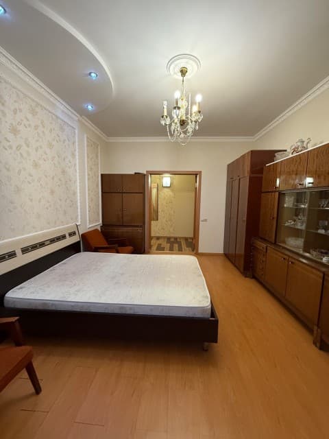 3 комн., Сталинка, Центр - район пл. Орджоникидзе 3