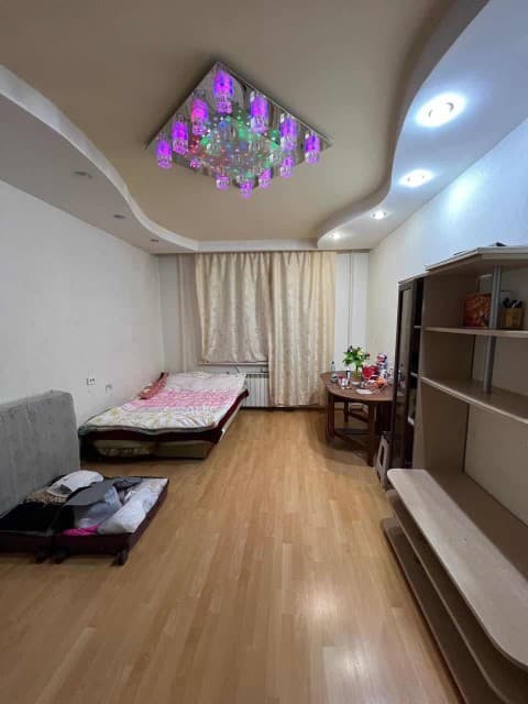 2 комн., 60 м², Блочный, Площадь Победы 4