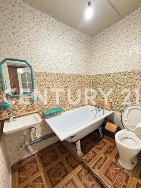 3 комн., 42 м², Дерев. б/у, Областная больница, рынок "Манньыаттаах" 10