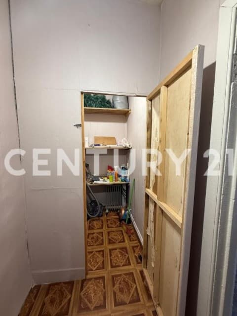 3 комн., 42 м², Дерев. б/у, Областная больница, рынок "Манньыаттаах" 8