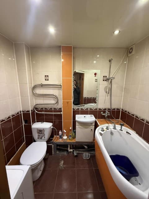 2 комн., 43 м², Сталинка, Дом быта 5