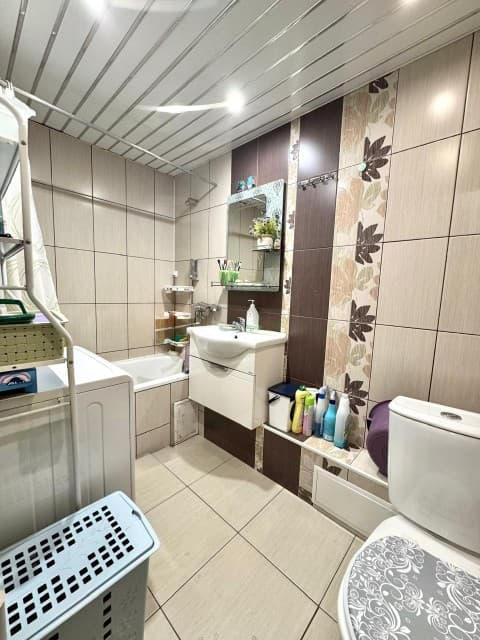 3 комн., 70 м², Блочный, Областная больница, рынок "Манньыаттаах" 7