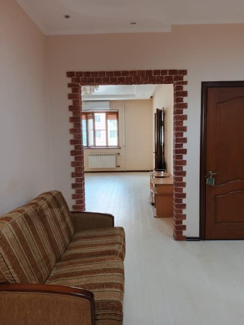 3 комн., 93 м², Монолитно-каркасный, Сахацирк 14