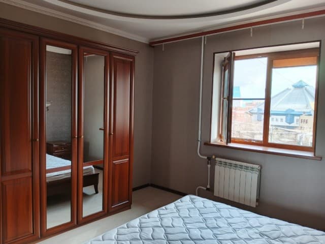 3 комн., 93 м², Монолитно-каркасный, Сахацирк 8